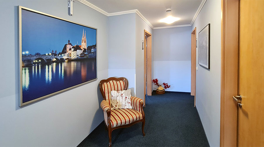 Flur mit Sessel im Donau-Hotel Regensburg