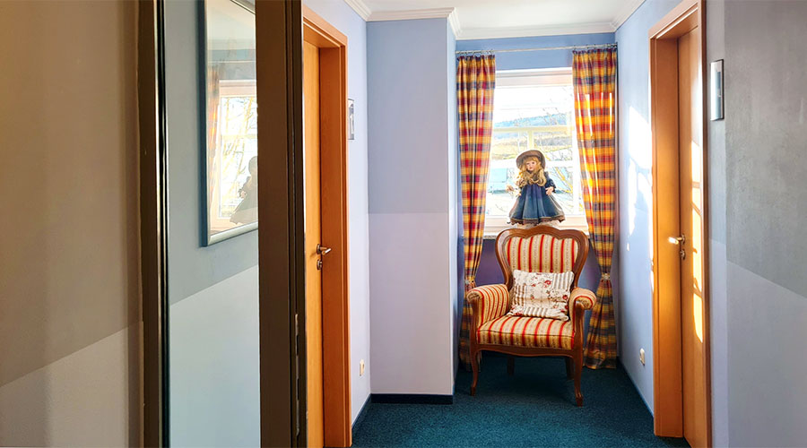 Flur mit Sessel im Donau-Hotel Regensburg